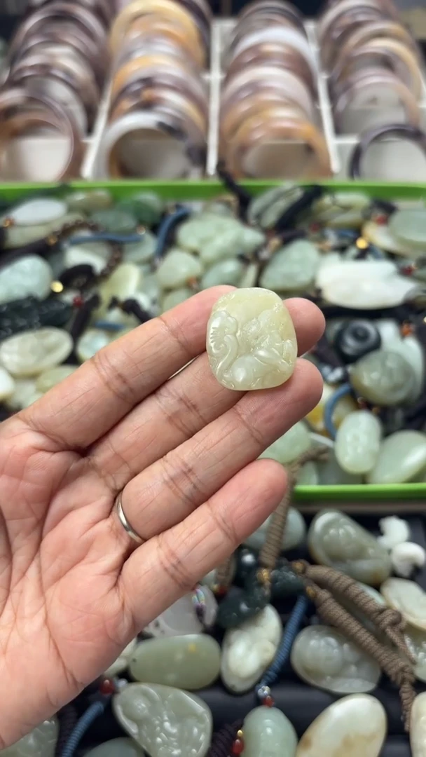 颈饰未镶嵌和田玉（多样性发一件）没有证书有瑕