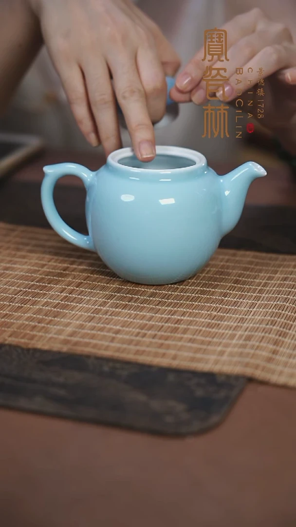 宝瓷林天青圆珠壶