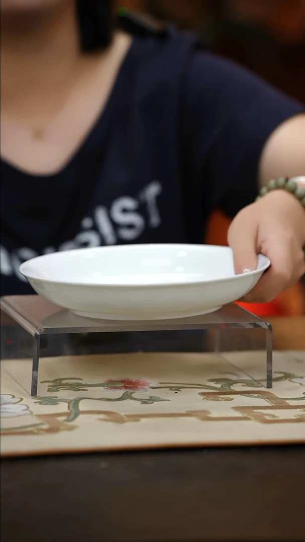 2个微瑕白胎8英寸深呙盘（无底款）