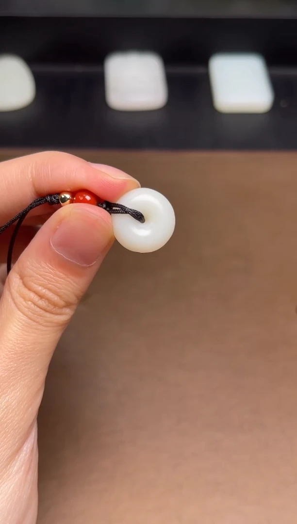 和田玉未镶嵌颈饰1 卡15mm尺寸