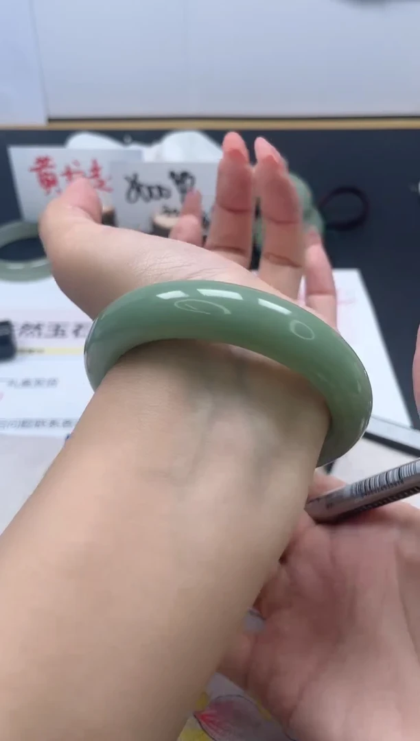 【闪购商品】石英质玉手镯未镶嵌300/58