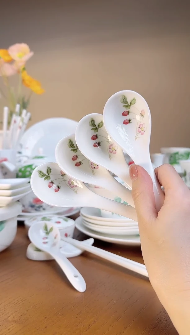 【闪购商品】高骨瓷小汤勺4个高骨瓷小汤勺4个