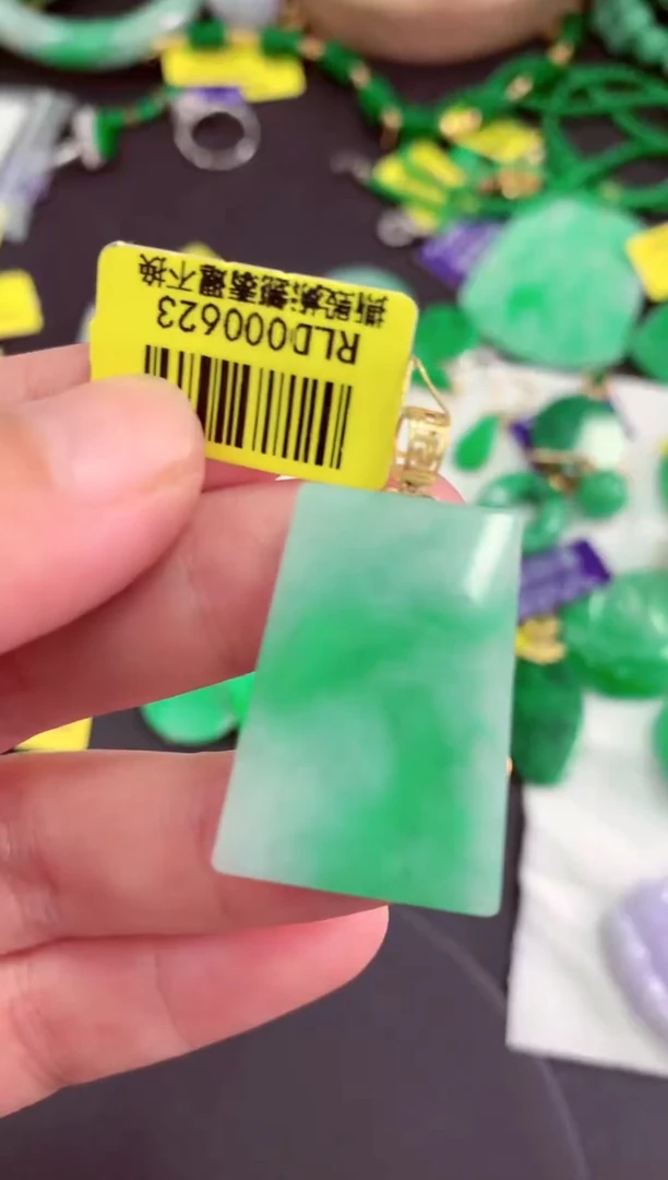 颈饰18K金镶嵌翡翠挂件