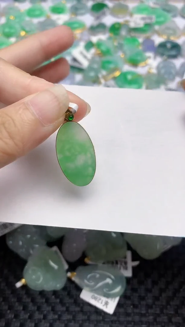 翡翠18K金镶嵌颈饰天然翡翠A货