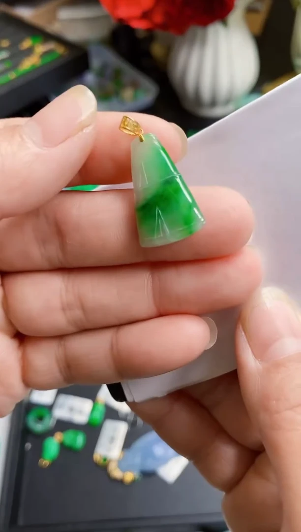 【闪购商品】翡翠颈饰18K金镶嵌吊坠