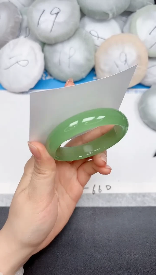 未镶嵌手镯石英质玉219/55.3