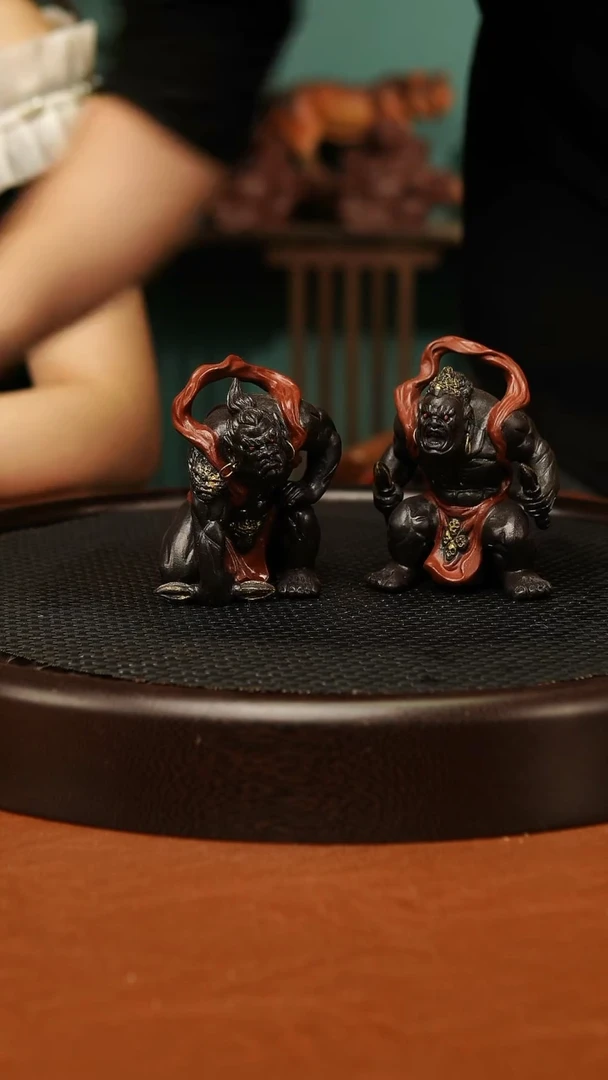 茶壶紫砂精品哼哈二将雕塑茶宠+火焰壶承高度11*