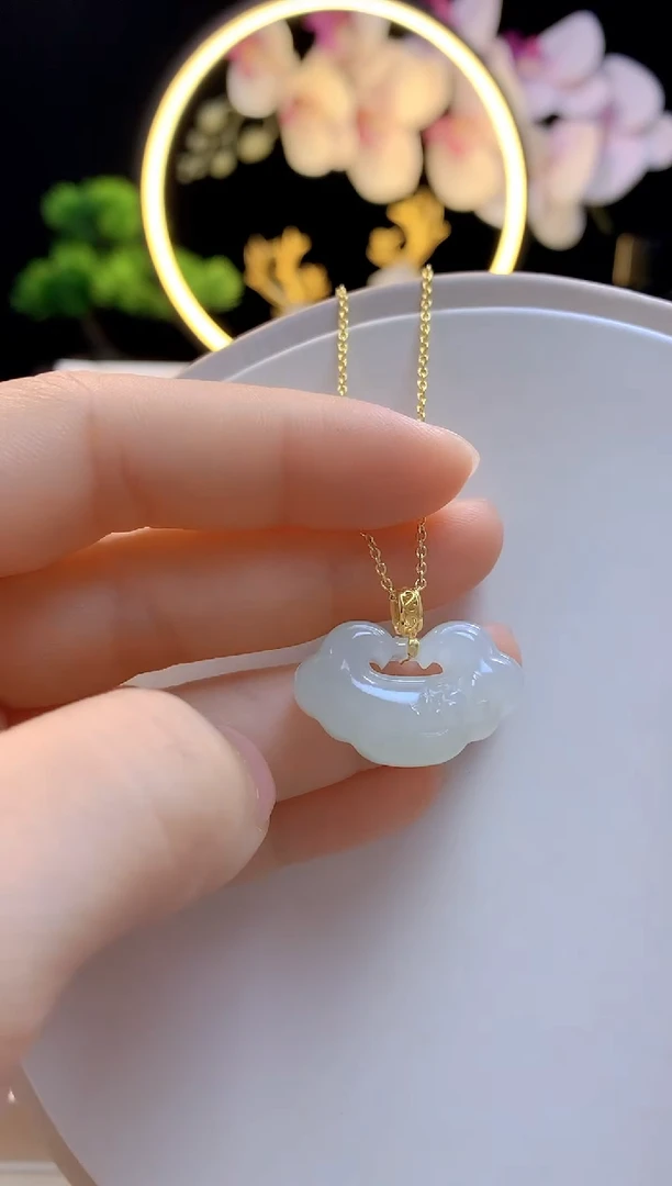 吊坠(赠链)18K金镶嵌和田玉莲花如意锁