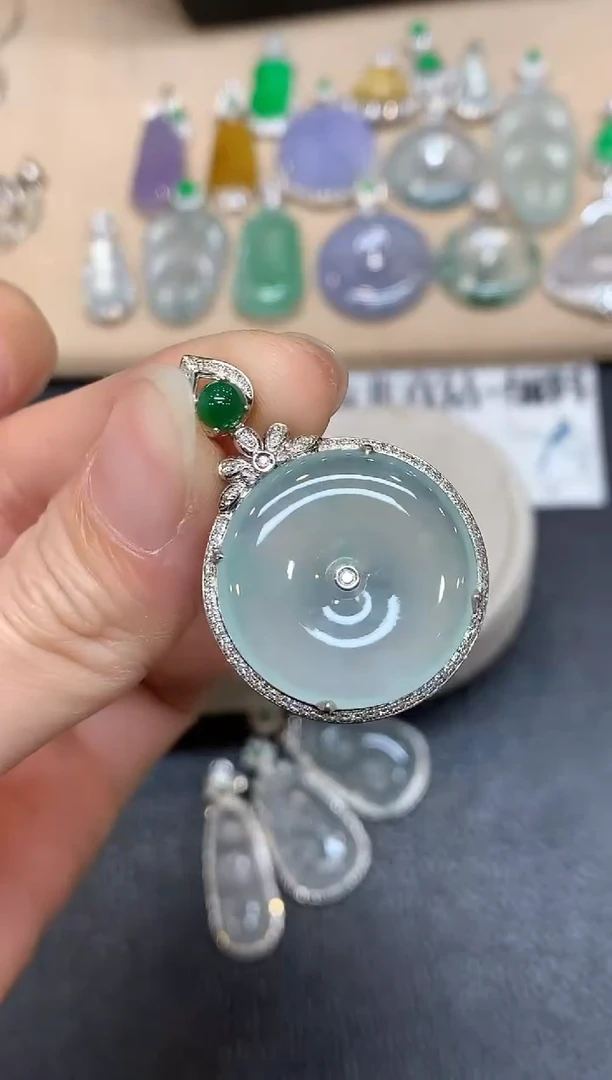 颈饰18K金镶嵌翡翠平安扣【无服务费