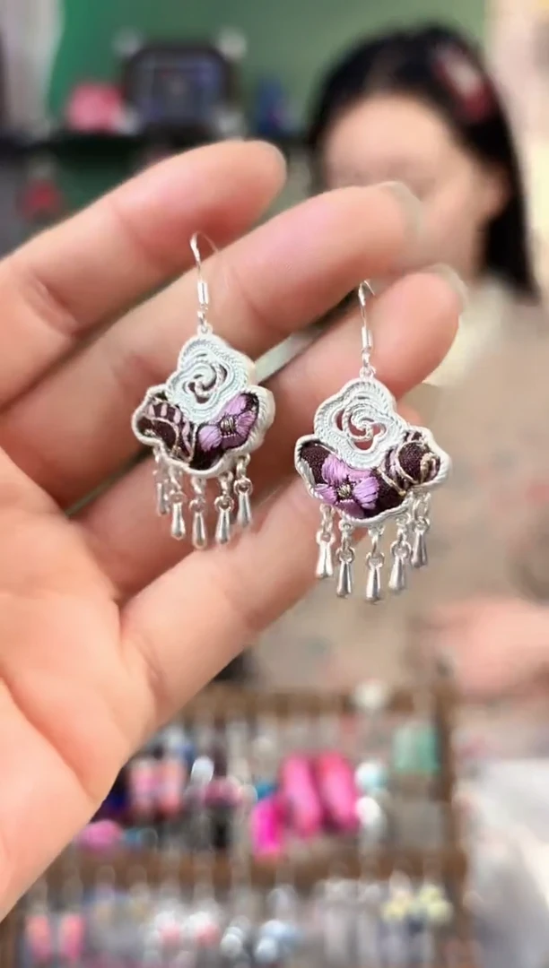 彩云南阁非遗老绣饰品593*