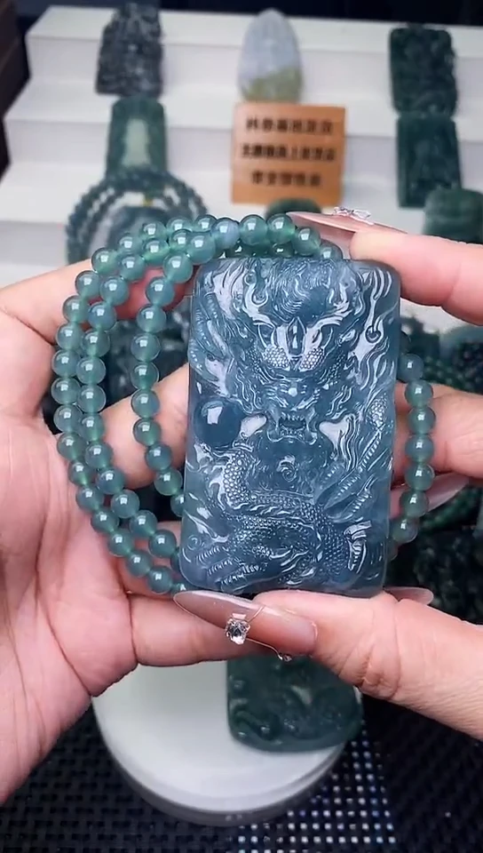 颈饰未镶嵌翡翠