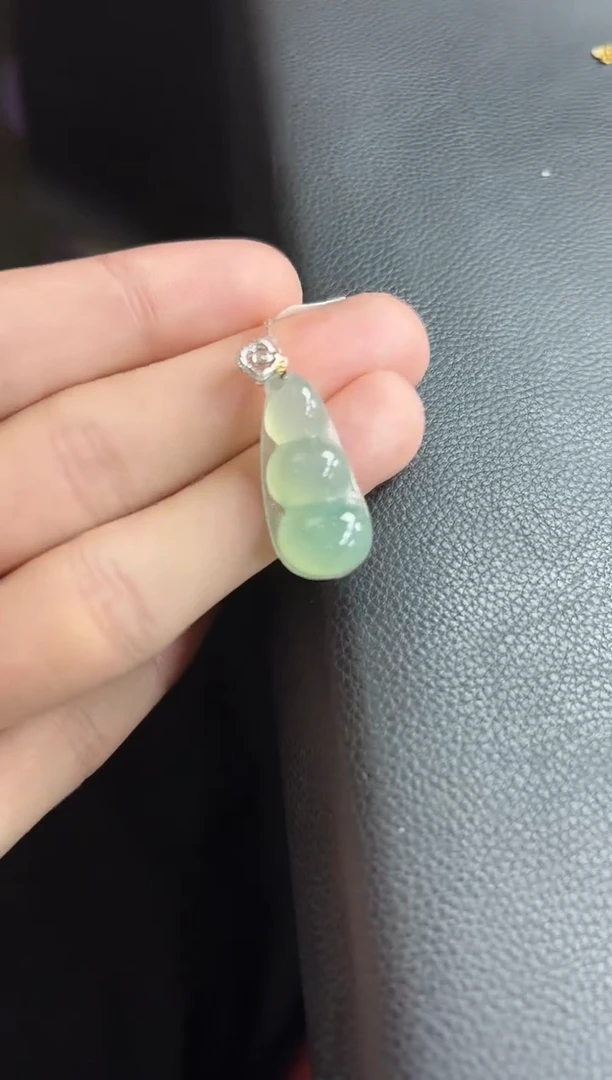 翡翠18K金镶嵌颈饰豆子