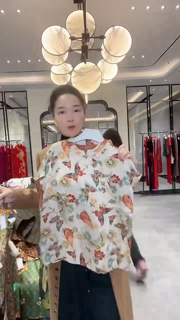 木薯丝短款蝴蝶上衣 199 m码