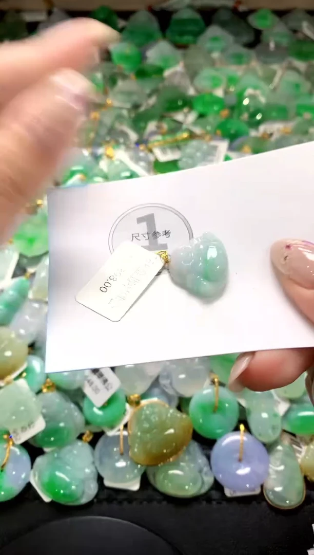 翡翠18K金镶嵌颈饰11111111111111111