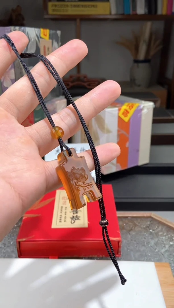 琥珀颈饰未镶嵌金棕珀压胜钱
