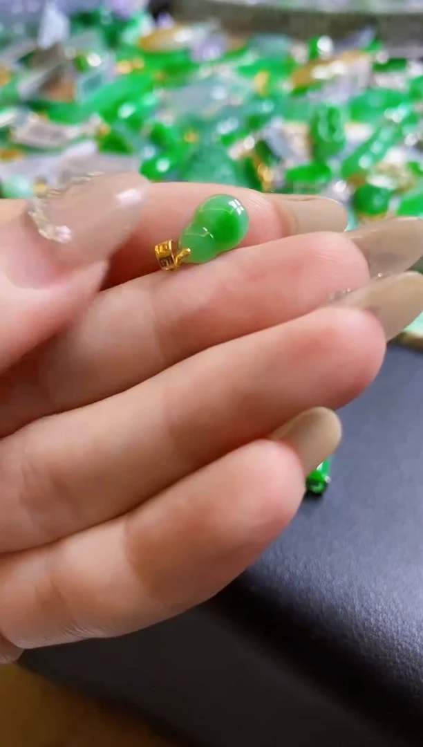 【闪购商品】翡翠颈饰18K金镶嵌吊坠