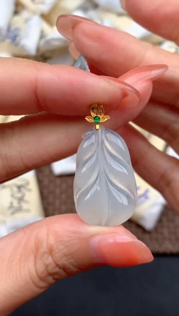 18K金镶嵌挂件翡翠1