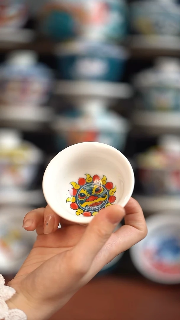 瓷片昨明醒狮压手杯（福利价格）