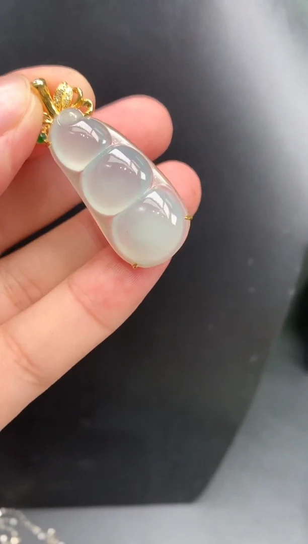 颈饰18K金镶嵌翡翠豆子