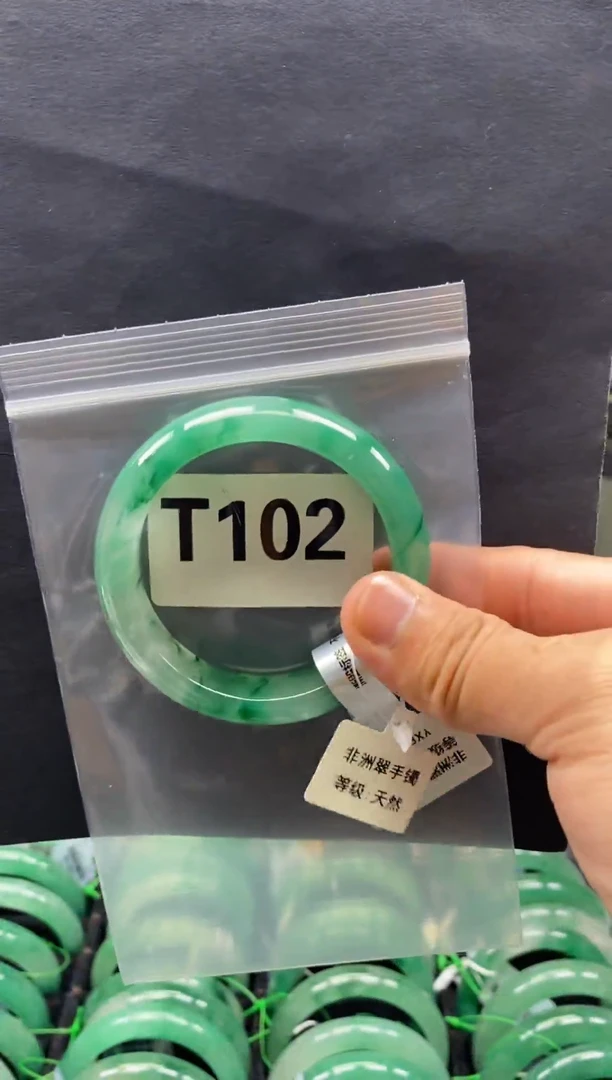 未镶嵌手镯石英质玉（非洲翠）55圈口T102