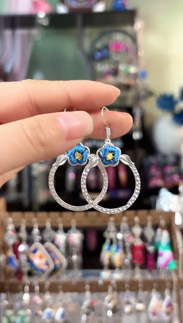 彩云南阁非遗老绣饰品313