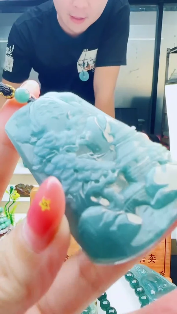 翡翠未镶嵌颈饰多样性发货其中一件
