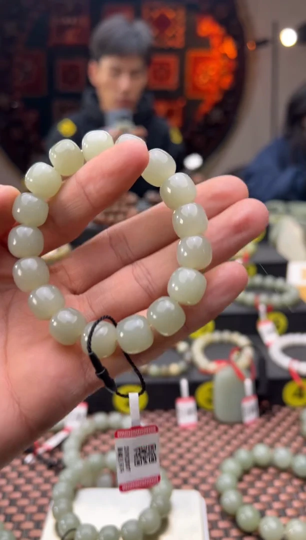未镶嵌手串和田玉且末料青白玉老型珠手串卡11*12 83分