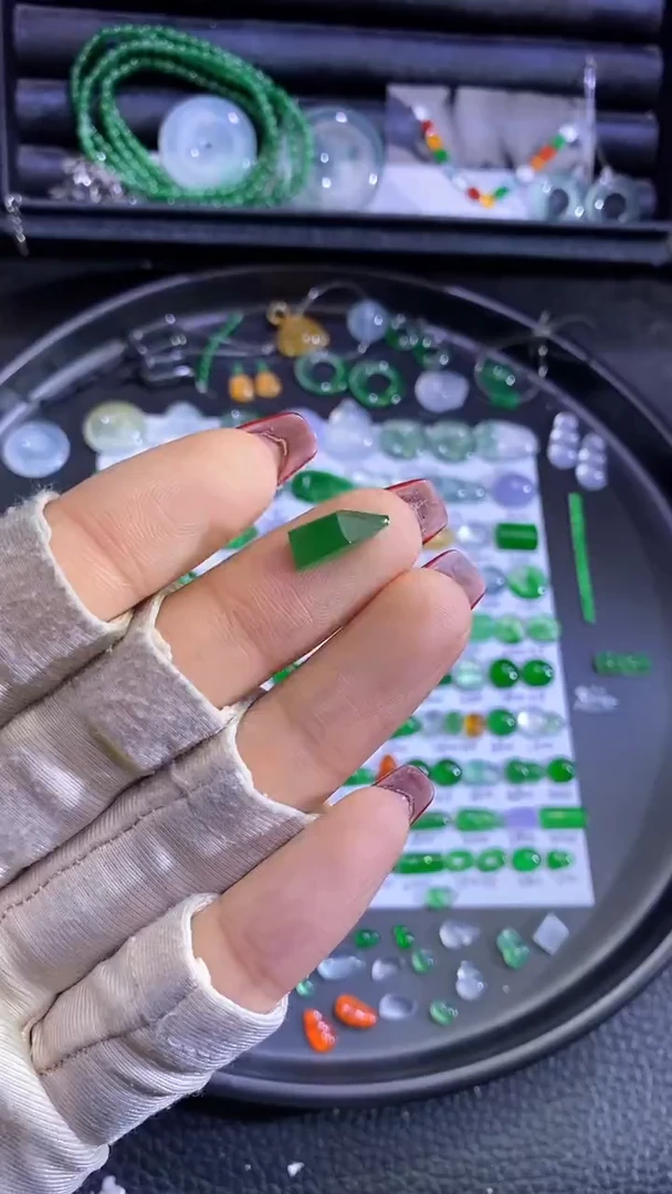 未镶嵌挂件翡翠切割