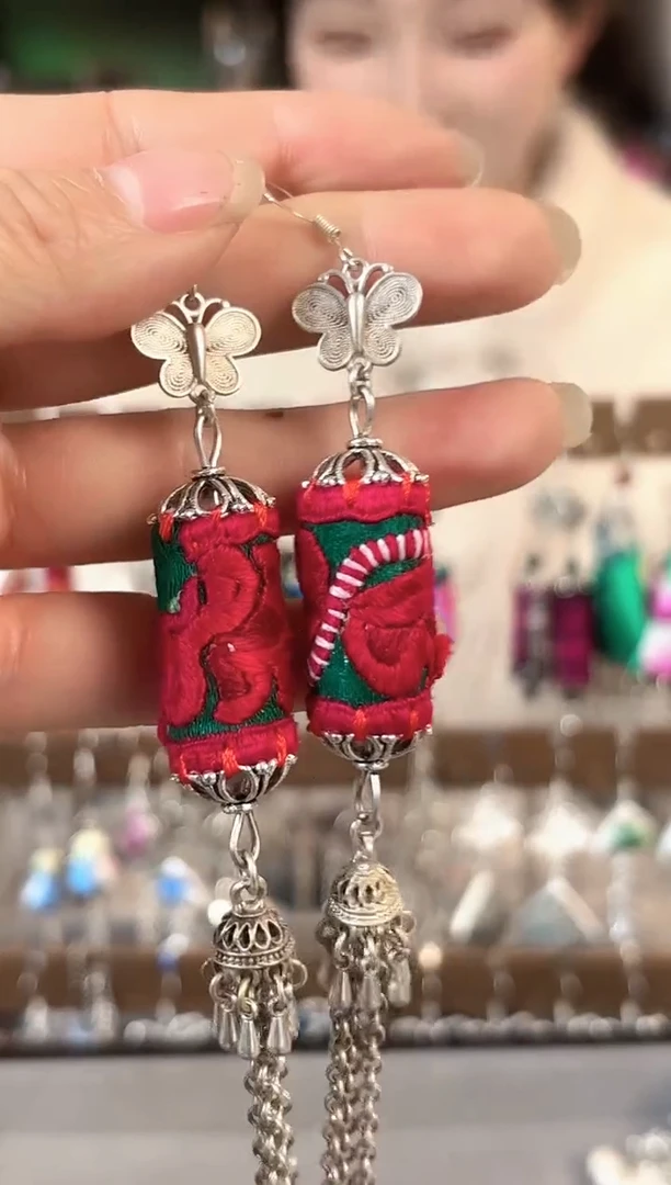 彩云南阁非遗老绣苗银饰品160