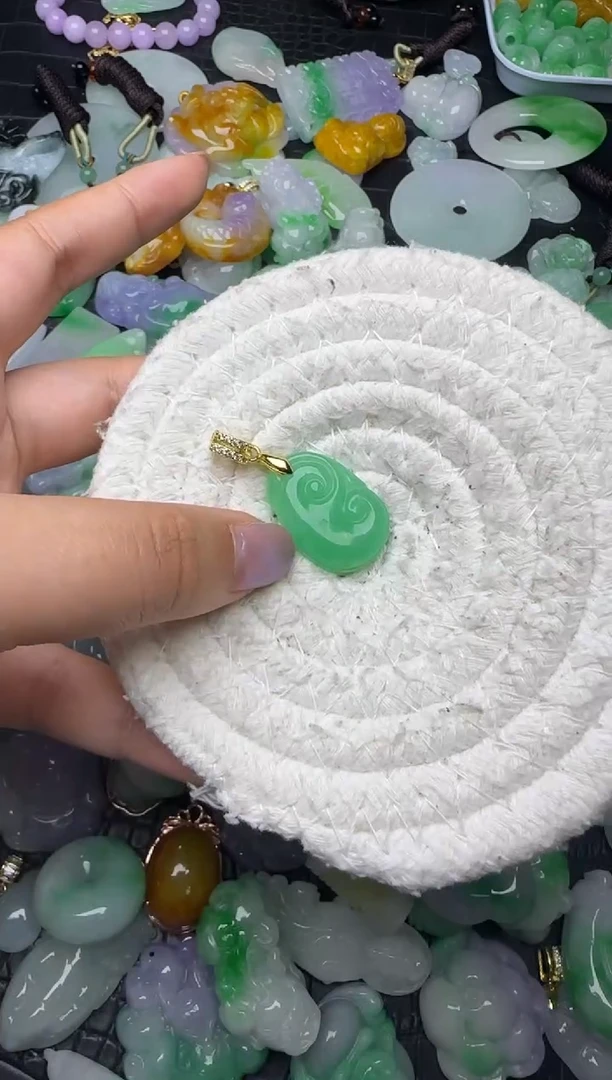 颈饰未镶嵌翡翠缅甸翡翠吊坠