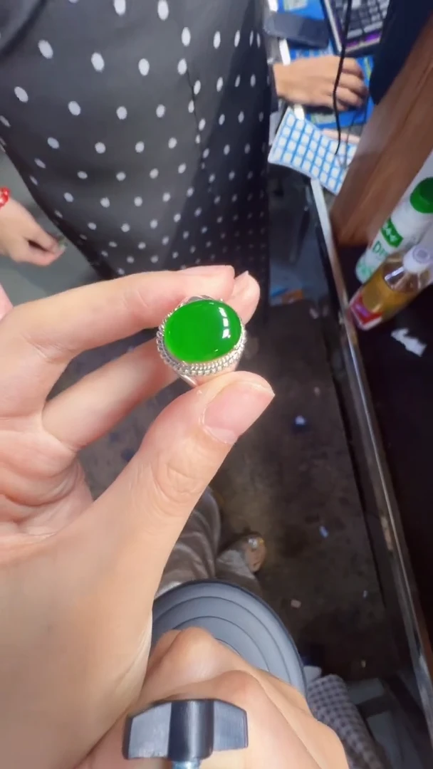 未镶嵌定制翡翠翡翠A货有轻微色差属于正常现象，蛋面多样性发货1