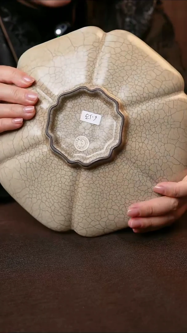 叶氏哥窑 古儿制 葵口大盘妙品