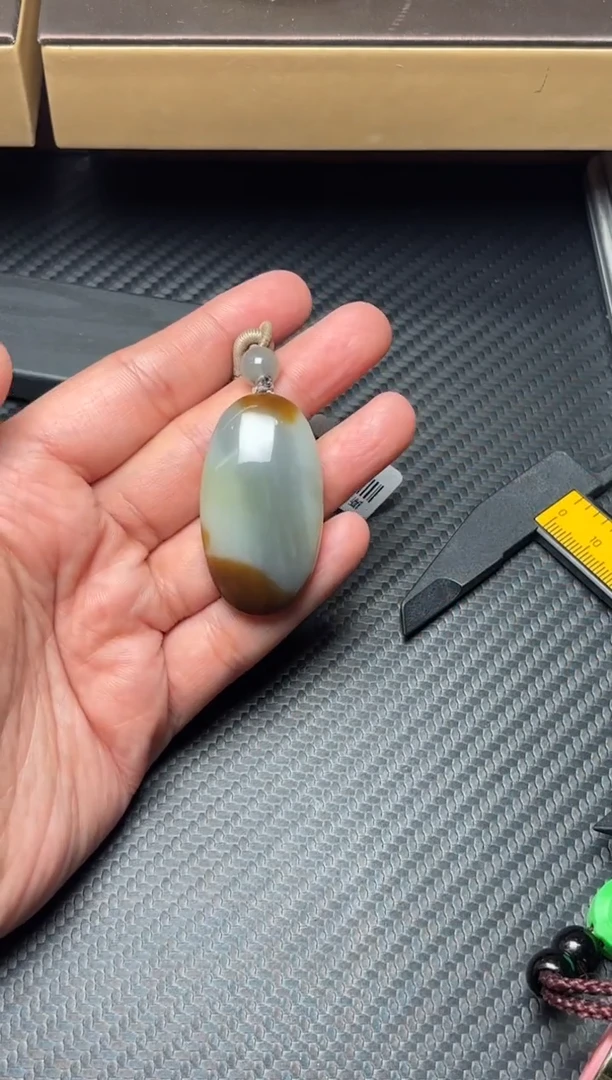 吊坠(赠链)未镶嵌和田玉若羌微色差吊坠M