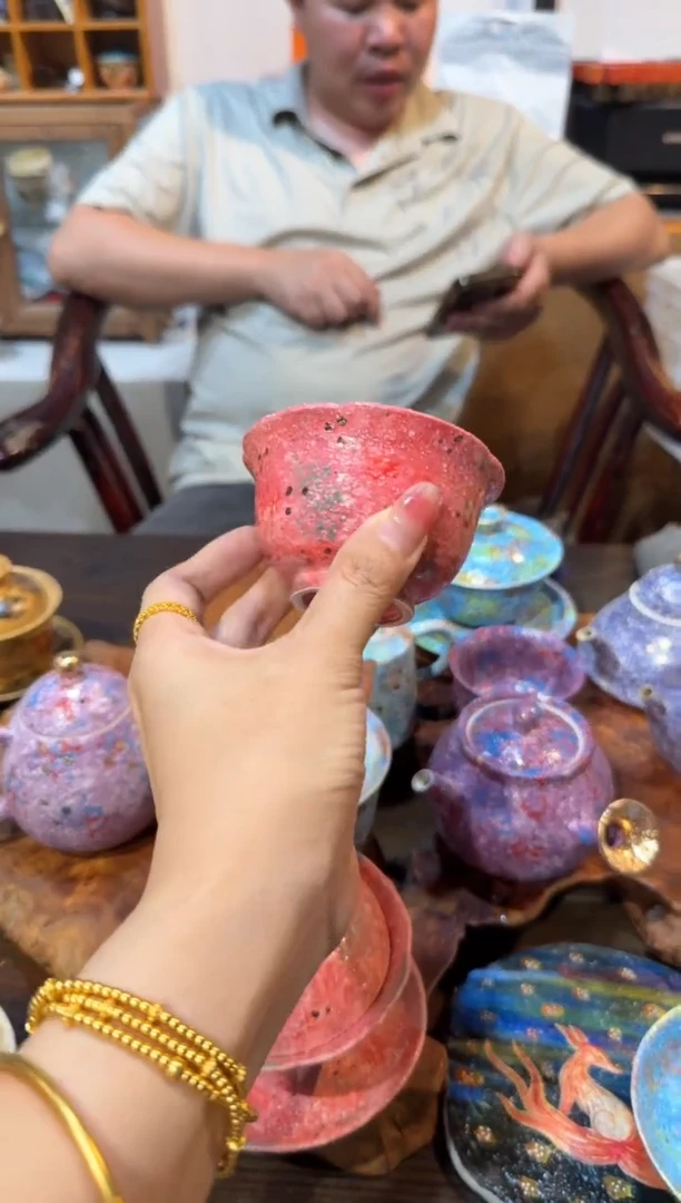 粉色岩矿花口杯········