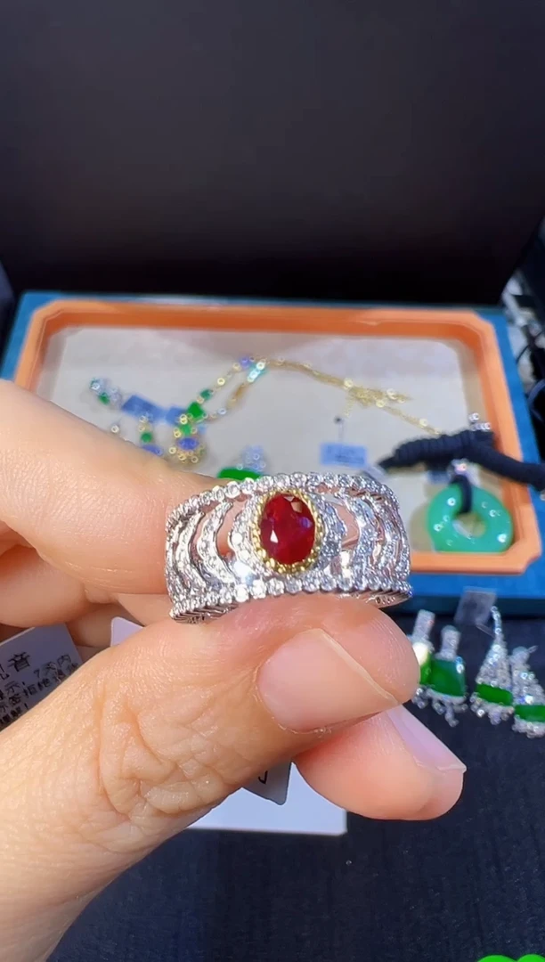 红宝石戒指18K金镶嵌戒指