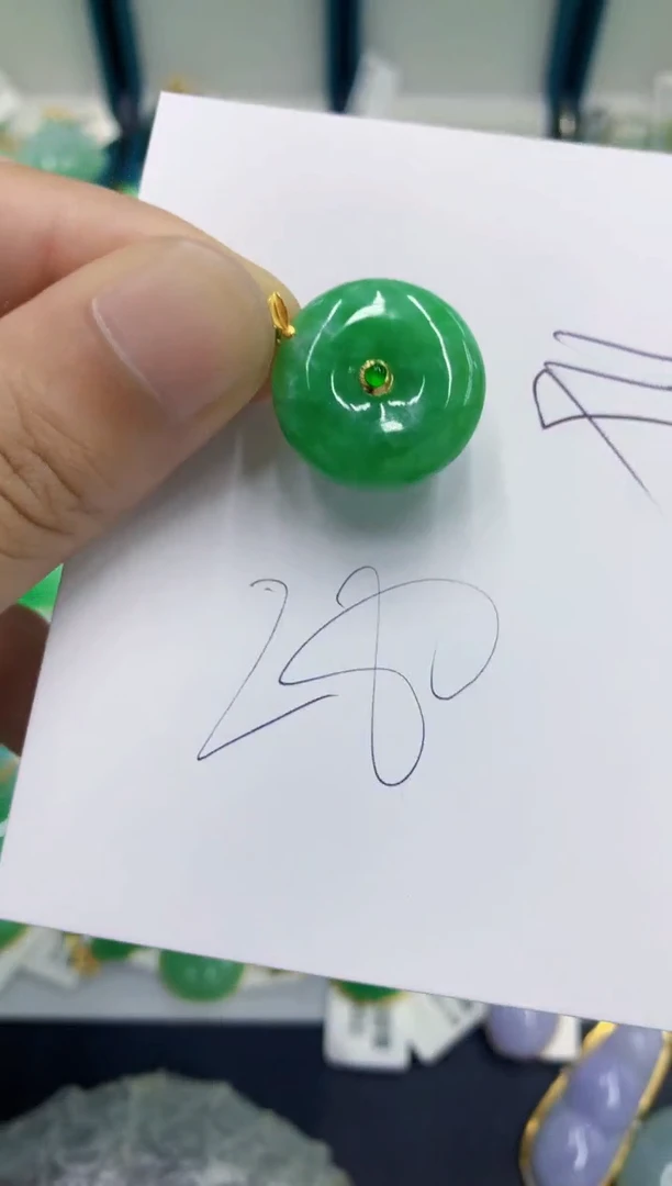 翡翠挂件18K金镶嵌翡翠