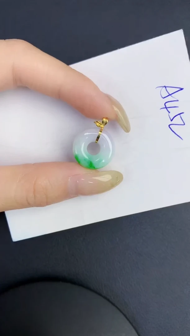 翡翠18K金镶嵌颈饰缅甸天然翡翠A货