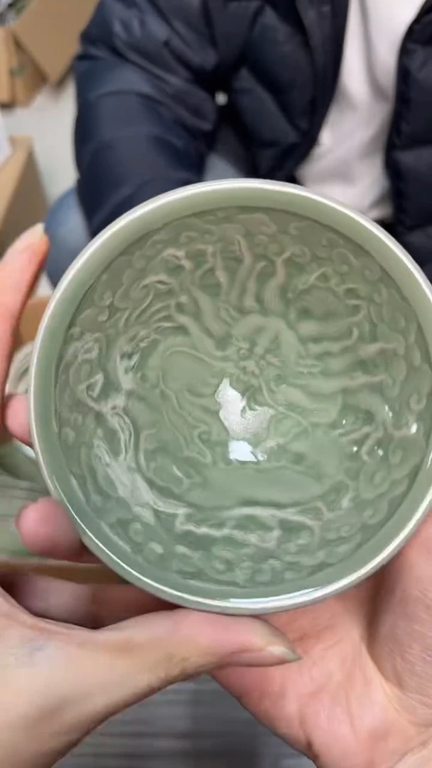 陶瓷秘色龙纹斗笠盏