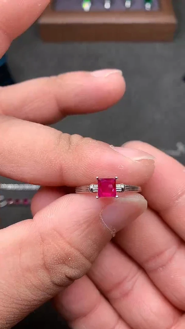 【闪购商品】红宝石戒指银S925镶嵌......
