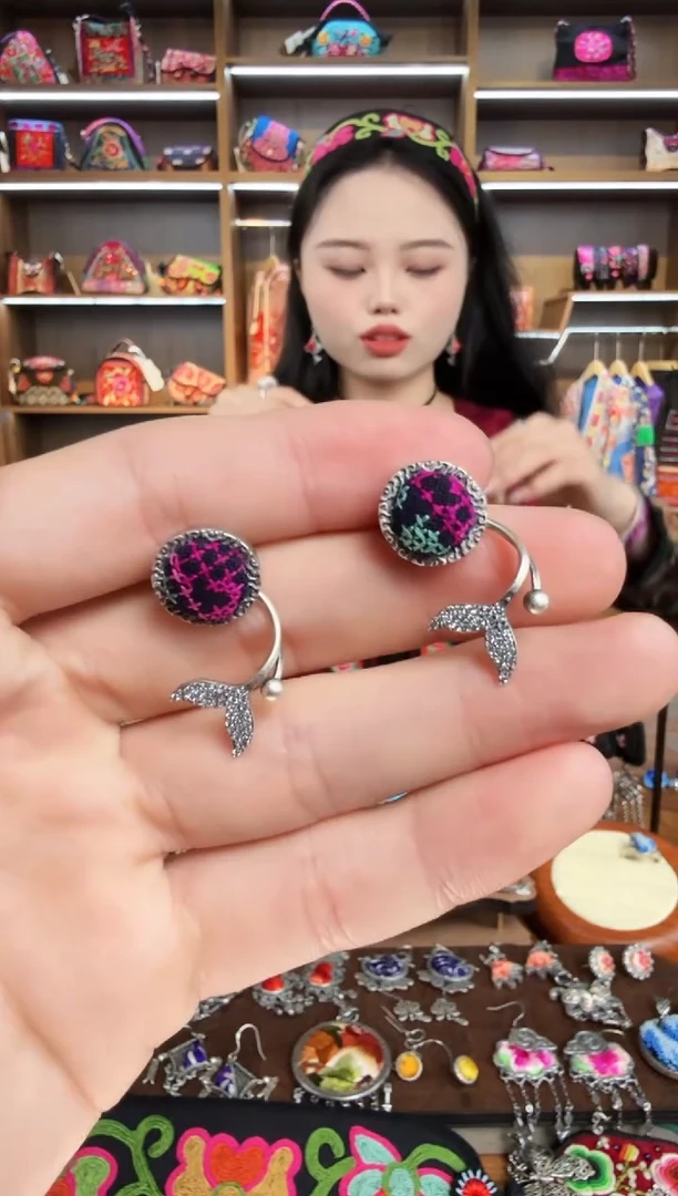 【闪购商品】织绣52蒙阿苏苗绣传承