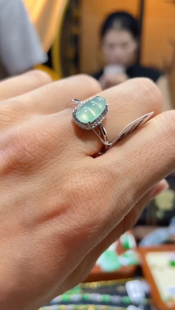 颈饰未镶嵌翡翠戒指