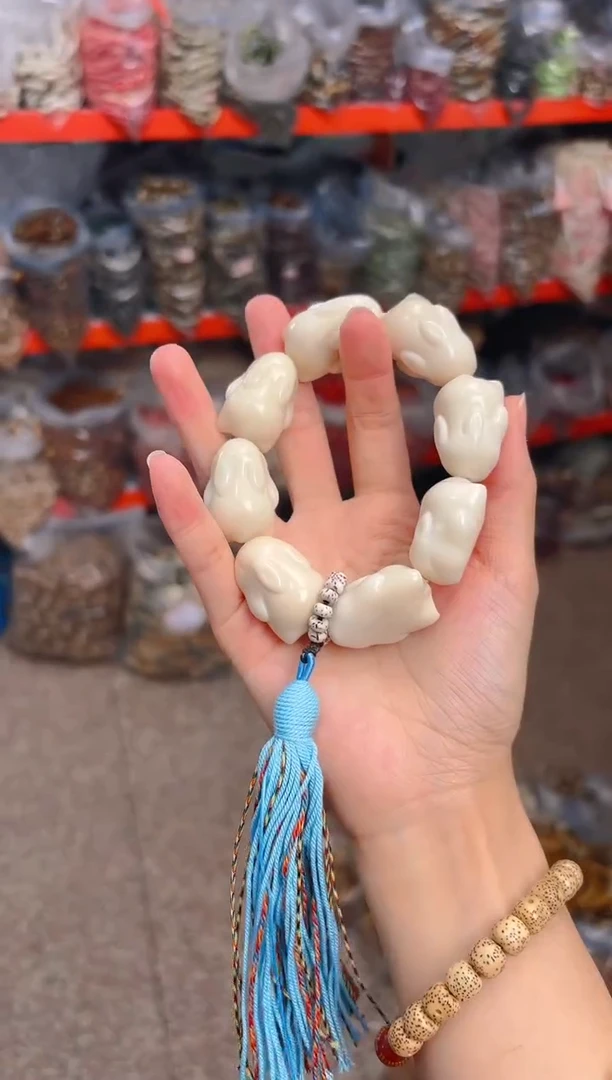 吊坠菩提根/象牙果白色趴趴兔手持