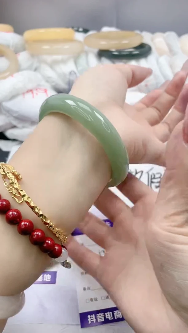 【闪购商品】石英质玉手镯未镶嵌234/55.7