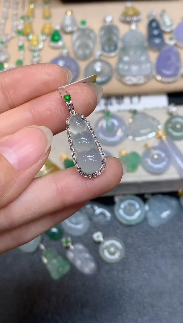 颈饰18K金镶嵌翡翠福豆【无服务费