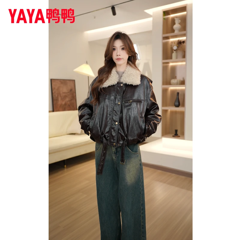 YAYA/鸭鸭厚款拼接毛毛领短款常规款黑色保暖时尚显瘦羽绒服