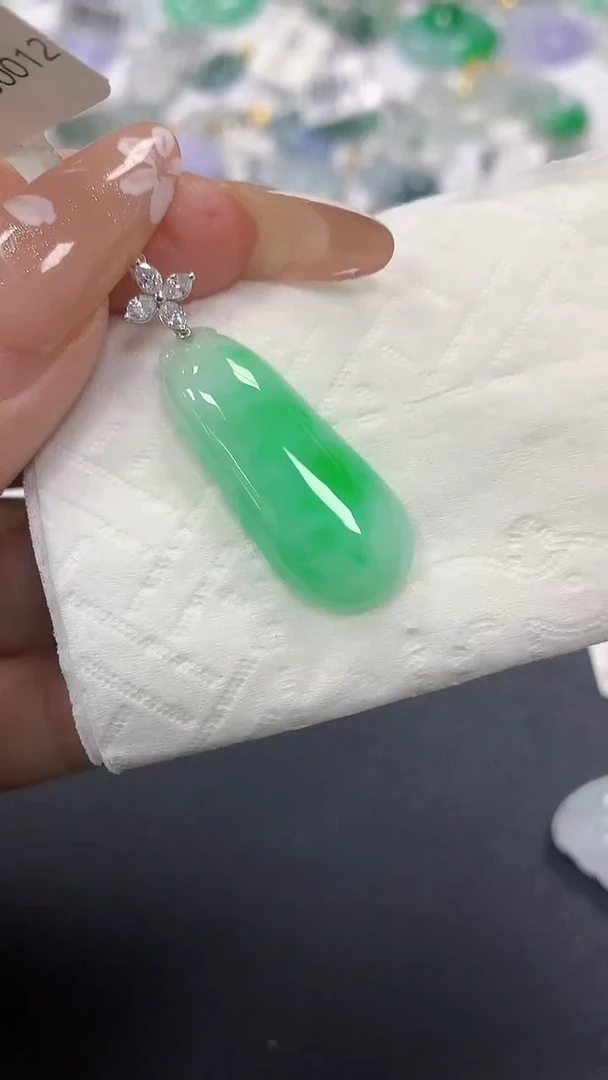 颈饰18K金镶嵌翡翠a货假一赔三支持复检百元上9元证书费自理