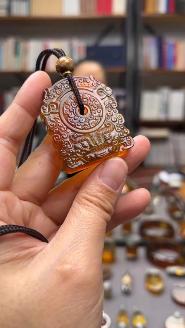 【闪购商品】琥珀颈饰未镶嵌仿古兽面纹吊坠