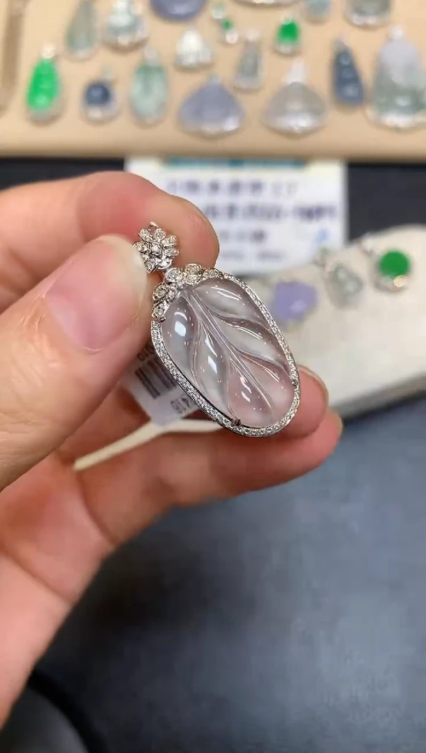 颈饰18K金镶嵌翡翠树叶【无服务费【48小时鉴赏期】