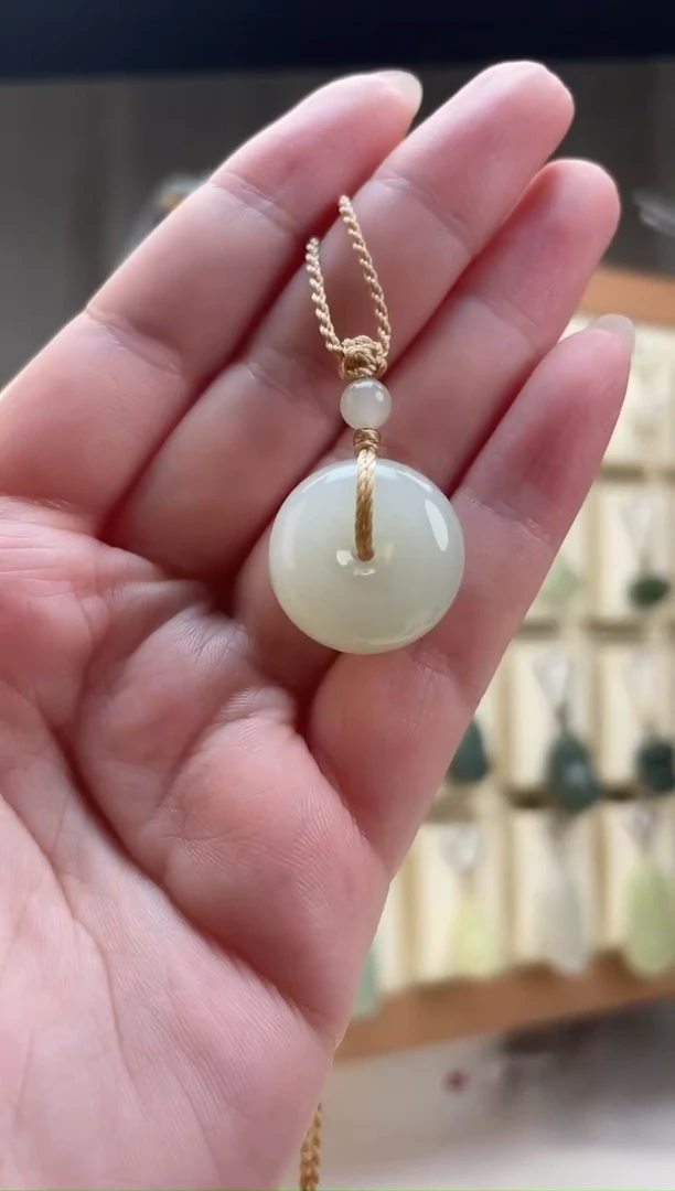 颈饰未镶嵌和田玉18.7*10.5毫米青海料晴水色平安扣（微结构）