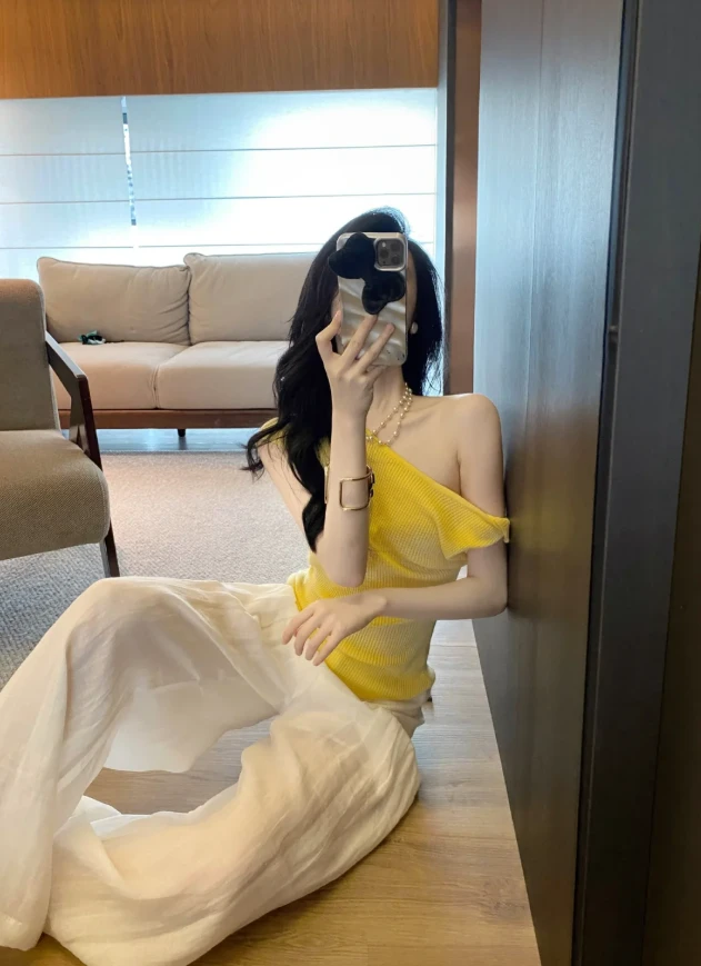 夏季甜辣妹斜领露肩修身绝美上衣设计感黄色短袖t恤女+白色休闲裤